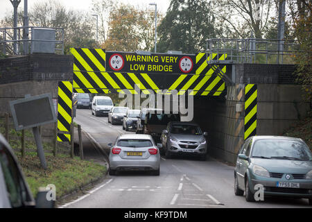 Die stuntney Road Bridge in Ely, Cambs, am 26. Oktober, die heute als die meisten Schmissen Brücke in Großbritannien aufgedeckt worden. Die meisten Schmissen Brücke in Großbritannien wurde Hit 113 Mal in den letzten acht Jahren, ist heute aufgedeckt wurde (Do.). stuntney Road Bridge in Ely, Cambridgeshire hat Die meisten Streiks hatte, nach neuen Informationen, die von Network Rail freigegeben. Die Bahn leidet fast 2.000 Brücke schlägt jedes Jahr kostet den Steuerzahler einige 23 Millionen £ in Schäden und Verzögerungen. Ende des Monats sieht einen Höhepunkt in die Zahl der Streiks und stieg auf fast 10 pro Tag. Stockfoto