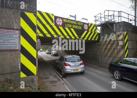 Die stuntney Road Bridge in Ely, Cambs, am 26. Oktober, die heute als die meisten Schmissen Brücke in Großbritannien aufgedeckt worden. Die meisten Schmissen Brücke in Großbritannien wurde Hit 113 Mal in den letzten acht Jahren, ist heute aufgedeckt wurde (Do.). stuntney Road Bridge in Ely, Cambridgeshire hat Die meisten Streiks hatte, nach neuen Informationen, die von Network Rail freigegeben. Die Bahn leidet fast 2.000 Brücke schlägt jedes Jahr kostet den Steuerzahler einige 23 Millionen £ in Schäden und Verzögerungen. Ende des Monats sieht einen Höhepunkt in die Zahl der Streiks und stieg auf fast 10 pro Tag. Stockfoto