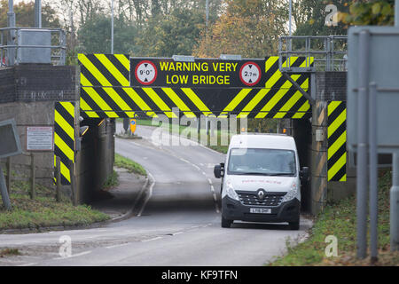 Die stuntney Road Bridge in Ely, Cambs, am 26. Oktober, die heute als die meisten Schmissen Brücke in Großbritannien aufgedeckt worden. Die meisten Schmissen Brücke in Großbritannien wurde Hit 113 Mal in den letzten acht Jahren, ist heute aufgedeckt wurde (Do.). stuntney Road Bridge in Ely, Cambridgeshire hat Die meisten Streiks hatte, nach neuen Informationen, die von Network Rail freigegeben. Die Bahn leidet fast 2.000 Brücke schlägt jedes Jahr kostet den Steuerzahler einige 23 Millionen £ in Schäden und Verzögerungen. Ende des Monats sieht einen Höhepunkt in die Zahl der Streiks und stieg auf fast 10 pro Tag. Stockfoto