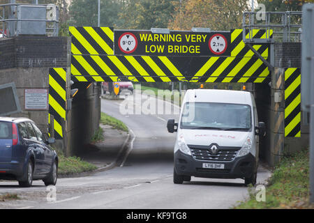 Die stuntney Road Bridge in Ely, Cambs, am 26. Oktober, die heute als die meisten Schmissen Brücke in Großbritannien aufgedeckt worden. Die meisten Schmissen Brücke in Großbritannien wurde Hit 113 Mal in den letzten acht Jahren, ist heute aufgedeckt wurde (Do.). stuntney Road Bridge in Ely, Cambridgeshire hat Die meisten Streiks hatte, nach neuen Informationen, die von Network Rail freigegeben. Die Bahn leidet fast 2.000 Brücke schlägt jedes Jahr kostet den Steuerzahler einige 23 Millionen £ in Schäden und Verzögerungen. Ende des Monats sieht einen Höhepunkt in die Zahl der Streiks und stieg auf fast 10 pro Tag. Stockfoto