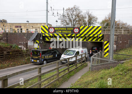 Die stuntney Road Bridge in Ely, Cambs, am 26. Oktober, die heute als die meisten Schmissen Brücke in Großbritannien aufgedeckt worden. Die meisten Schmissen Brücke in Großbritannien wurde Hit 113 Mal in den letzten acht Jahren, ist heute aufgedeckt wurde (Do.). stuntney Road Bridge in Ely, Cambridgeshire hat Die meisten Streiks hatte, nach neuen Informationen, die von Network Rail freigegeben. Die Bahn leidet fast 2.000 Brücke schlägt jedes Jahr kostet den Steuerzahler einige 23 Millionen £ in Schäden und Verzögerungen. Ende des Monats sieht einen Höhepunkt in die Zahl der Streiks und stieg auf fast 10 pro Tag. Stockfoto