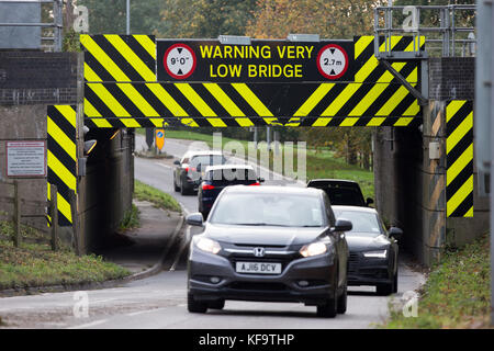 Die stuntney Road Bridge in Ely, Cambs, am 26. Oktober, die heute als die meisten Schmissen Brücke in Großbritannien aufgedeckt worden. Die meisten Schmissen Brücke in Großbritannien wurde Hit 113 Mal in den letzten acht Jahren, ist heute aufgedeckt wurde (Do.). stuntney Road Bridge in Ely, Cambridgeshire hat Die meisten Streiks hatte, nach neuen Informationen, die von Network Rail freigegeben. Die Bahn leidet fast 2.000 Brücke schlägt jedes Jahr kostet den Steuerzahler einige 23 Millionen £ in Schäden und Verzögerungen. Ende des Monats sieht einen Höhepunkt in die Zahl der Streiks und stieg auf fast 10 pro Tag. Stockfoto