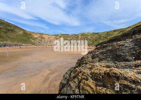 Ein Blick hinauf auf der Suche mwnt Strand von der Ebbe Markierung auf einem Sommertag Stockfoto