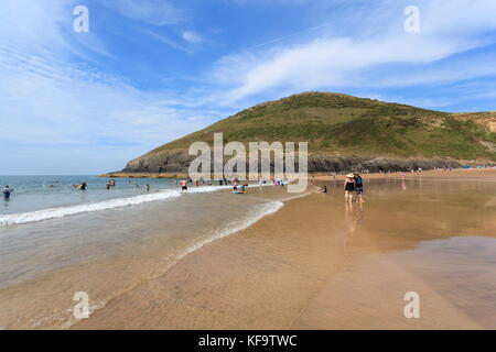 Blick über mwnt Strand in Richtung y-Foel mwnt an einem Sommertag Stockfoto