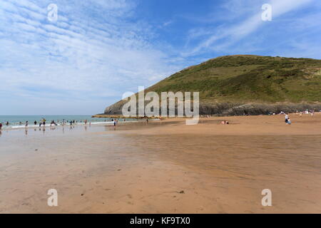 Blick über mwnt Strand in Richtung y-Foel mwnt an einem Sommertag Stockfoto