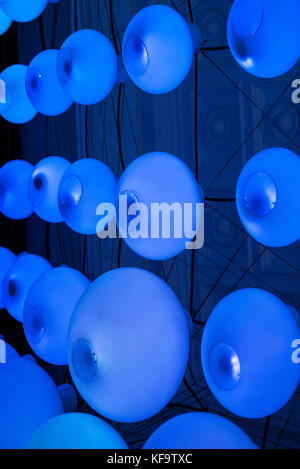 Farbenfrohe blaue runde Lichter in funky modernes Interieur design Detail Stockfoto