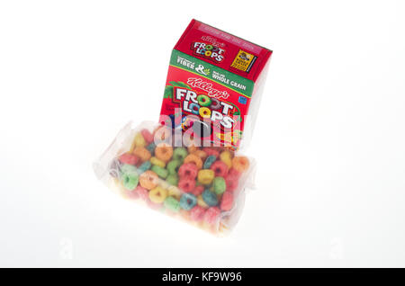 Kellogg's Froot Loops Cornflakes-packung und Tasche auf weißem Hintergrund Stockfoto