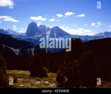 Der Langkofel und Plattkofel Blick über das Grödnertal von der Rasciesa di Fuori aus auf die Dolomiten Südtirol Italien. Stockfoto