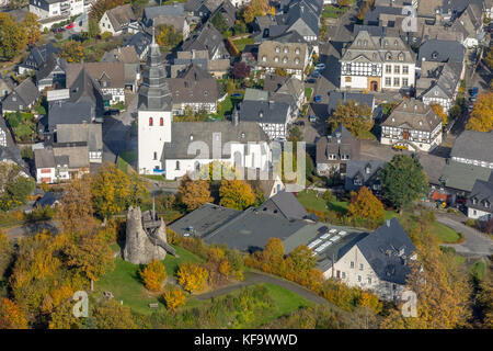 Eversberg, Fachwerkdorf, Burgruine Eversberg, Evangelistenkirche St. Johannes, Meschede, Goldener Oktober, Sauerland, Nordrhein-Westfalen, Stockfoto