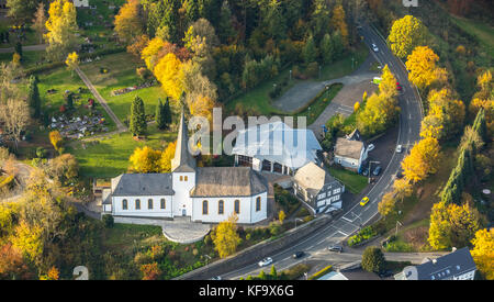 Johanniskirche Rödgen-Oberndorf, Rötgener Straße, Siegen, Siegerland, Nordrhein-Westfalen, Deutschland, Europa, Goldener Oktober, Herbst, Herbststimmung, Stockfoto