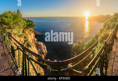 Sonnenuntergangpanorama in Dubrovnik, beliebter Sightseeing-Ort in Kroatien, Europa. Stockfoto