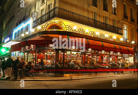 Das berühmte Café Danton bei Nacht, Paris, Frankreich. Stockfoto