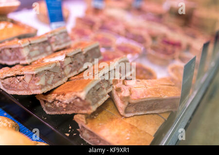 Corned Beef und Kartoffel fach Bake pasties mit mürbteig Gebäck auf einem Metzger in Yorkshire, England, UK Abschaltdruck Stockfoto