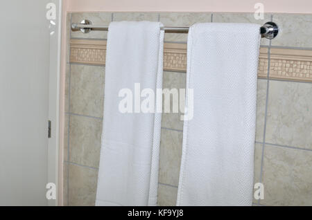 Zwei weiße Handtücher auf einem Handtuchhalter im Badezimmer Stockfoto