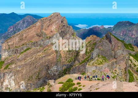 Eine Gruppe von Wanderern, die vom Pico do Ariero zum Gipfel des Pico Ruivo in Madeira, Portugal, aufsteigen Stockfoto