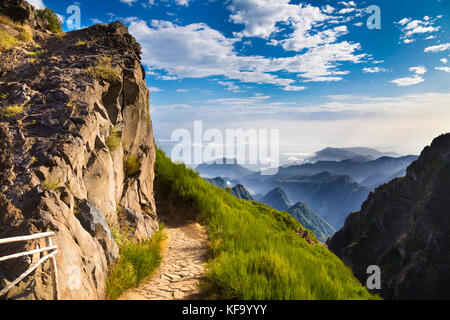 Atemberaubende Landschaft der Berge und der Wanderweg zwischen Pico do Arieiro und Pico Ruivo, Madeira, Portugal Stockfoto