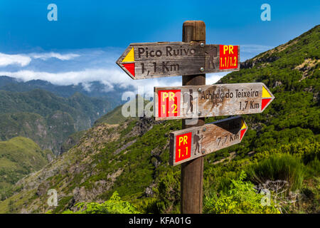 Richtungen Zeichen auf dem Weg vom Pico Do Arieiro zum Pico Ruivo, Madeira, Portugal Stockfoto