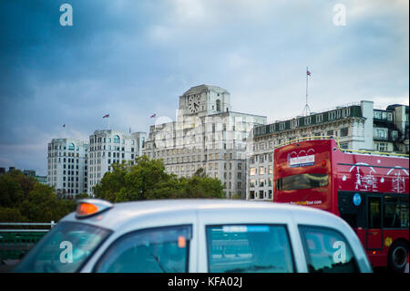 Shell Mex House - London Bus und Taxi kreuz Waterloo Bridge vor der Shell Mex House in London in der Dämmerung Stockfoto