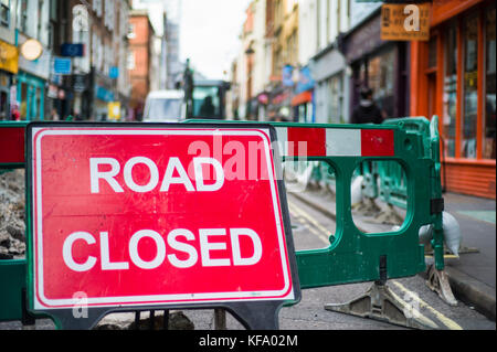 Straßensperrung Baustellen - eine Straße ist für die Instandsetzung in Soho in London geschlossen. Stockfoto