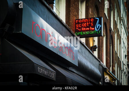 Ronnie Scott's Jazz Club - Leuchtreklamen außerhalb des berühmten Ronnie Scott's Jazz Club im Londoner Stadtteil Soho. Stockfoto