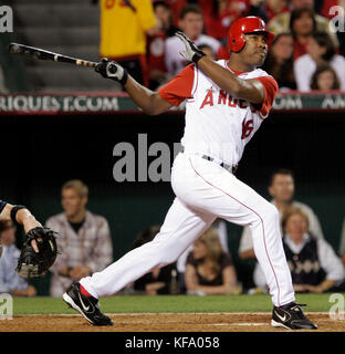 Garret Anderson von Los Angeles Angels trifft im vierten Inning vor dem Kansas City Royals Pitcher Leo Nunez in Anaheim, Kalifornien, am Samstag, den 28. Mai 2005, auf zwei Heimlaufe. Foto von Francis Specker Stockfoto