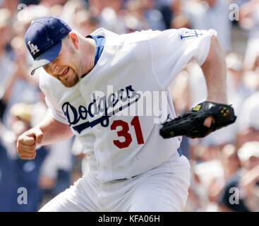 Los Angeles Dodgers Pitcher Brad Penny feiert, nachdem er am Sonntag, den 14. August 2005, im neunten Inning in Los Angeles den New York Mets' Kazuo Matsui geschlagen hat. Die Dodgers haben mit 2:1 gewonnen. Foto von Francis Specker Stockfoto
