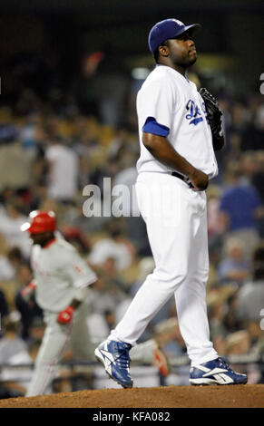 Los Angeles Dodgers Krug yhency brazoban, rechts, reagiert, nachdem die Aufgabe ein Grand Slam home run zu Ryan philadelphia phillies 'Howard, Hintergrund, im neunten Inning in Los Angeles am Mittwoch, Aug. 10, 2005. den Phillies gewonnen, 9-5. Foto von Francis specker Stockfoto