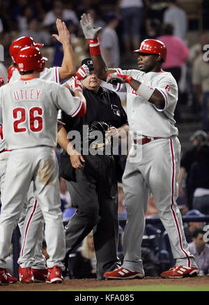 Ryan philadelphia phillies 'Howard, rechts, ist an der Homeplate durch Mannschaftskameraden nach seinem Grand Slam home run off begrüßt Los Angeles Krug yhency brazoban im neunten Inning in Los Angeles am Mittwoch, Aug. 10, 2005. den Phillies gewonnen, 9-5. Foto von Francis specker Stockfoto
