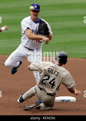 Los Angeles Dodgers zweiter Baseman Jeff Kent, links, zwingt Brian Giles von San Diego Padres und wirft sich an den First, um Padres' Joe Randa zu einem Doppelspiel im zweiten Inning in Los Angeles am Samstag, den 10. September 2005 zu bringen. Foto von Francis Specker Stockfoto