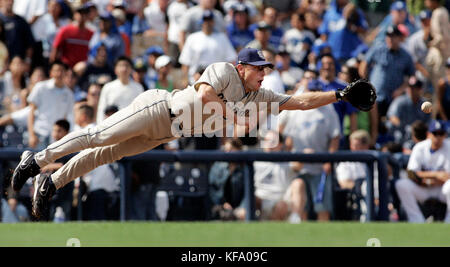 San Diego Padres' dritter Basisspieler Joe randa Tauchgänge für eine Kugel durch Los Angeles Dodgers' Jason repko Im siebten Inning in Los Angeles am Samstag, Sept.. 10, 2005. repko erreicht zuerst auf dem Infield. Foto von Francis specker Stockfoto