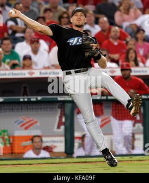 Corey Koskie, der dritte Baseman der Toronto Blue Jays, macht sich am Mittwoch, den 17. August 2005, im zweiten Inning in Anaheim, Kalifornien, mit einem Bunt-Hit von Casey Kotchman aus Los Angeles Angels zur ersten Basis. Kotchman war anfangs sicher auf der Bunt-Single. Foto von Francis Specker Stockfoto