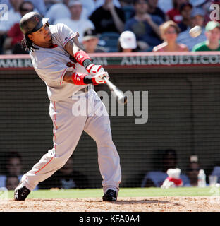 Manny Ramirez von Boston Red Sox beobachtet, wie sein zweiläufiges Haus vor Los Angeles Angels Pitcher Brendan Donnelly im achten Inning in Anaheim, Kalifornien, am Sonntag, 21. August 2005 läuft. Foto von Francis Specker Stockfoto