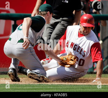 Los angeles Juan Engel' Rivera, rechts, aus Versehen versucht, dritte Unterseite von Tampa Bay devil Rays dritter Basisspieler nick Grün im zweiten Inning in Anaheim, Calif zu stehlen. Am Sonntag, Sept.. 25, 2005 Foto von Francis specker Stockfoto