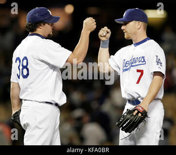 Los Angeles Dodgers' Entlastungskrug Eric Gagne, verlassen, feiert seine Rettung mit Teamkollege J. D Drew, nachdem er die Milwaukee Brewers am Donnerstag, den 2. Juni 2005, mit 6:4, in Los Angeles geschlagen hatte. Foto von Francis Specker Stockfoto