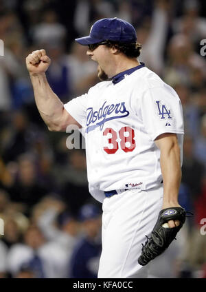 Der Entlastungskrug der los Angeles Dodgers Eric Gagne hat am Samstag, den 4. Juni 2005, ein Spiel gegen die Milwaukee Brewers in Los Angeles gerettet. Die Dodgers haben mit 2:1 gewonnen. Foto von Francis Specker Stockfoto