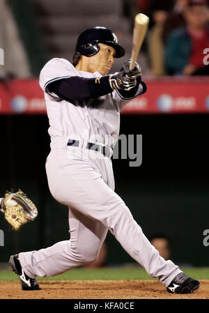 Der japanische Hideki Matsui von New York Yankees schlägt am Samstag, den 8. April 2006, im neunten Inning eines Baseballspiels in Anaheim, Kalifornien, einen Home Run vor Los Angeles Angels Pitcher Francisco Rodriguez (nicht abgebildet). Die Angels haben mit 3:2 gewonnen. Foto von Francis Specker Stockfoto