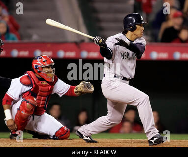 New York Yankees Hideki Matsui von Japan, rechts, schlägt einen Single als Los Angeles Engel Catcher jose Molina sieht im sechsten Inning eines Baseballspiels in Anaheim, Calif. am Freitag, 7. April 2006. Die Engel gewonnen, 4-1. Foto von Francis specker Stockfoto