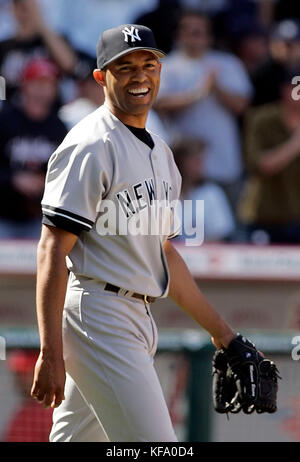 Mariano Rivera, ein Entlastungskrug der New Yorker Yankees, lächelt, nachdem er während eines Baseballspiels in Anaheim, Kalifornien, am Sonntag, den 9. April 2006, den letzten Sieg der Yankees über die Los Angeles Angels im Jahr 10-1 gewonnen hatte. Die Yankees gewannen mit 10:1. Foto von Francis Specker Stockfoto