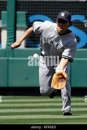 Die New York Yankees-Linke-Feldspieler Hideki Matsui aus Japan erwischen einen Line Drive, der von Orlando Cabrera der Los Angeles Angels (nicht abgebildet) während des dritten Inning eines Baseballspiels in Anaheim, Kalifornien, am Sonntag, den 9. April 2006 getroffen wurde. Foto von Francis Specker Stockfoto