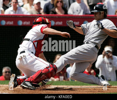 Jeff Mathis, links, schildert New York Yankees' Johnny Damon zu Hause, als Damon versuchte, einen Ball im Infield zu schießen, der von Yankees' Gary Sheffield (nicht abgebildet) im zweiten Inning eines Baseballspiels in Anaheim, Kalifornien, am Sonntag, den 9. April 2006 getroffen wurde. Foto von Francis Specker Stockfoto