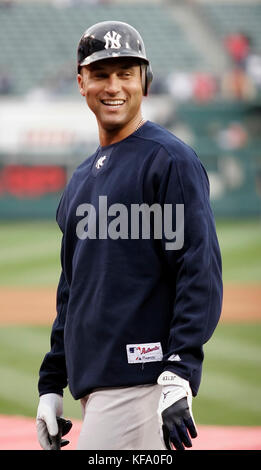 Derek Jeter von New York Yankees lächelt während des Batting-Trainings vor seinem Baseballspiel gegen die Los Angeles Angels in Anaheim, Kalifornien am Freitag, den 7. April 2006. Foto von Francis Specker Stockfoto