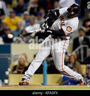 San Francisco Giants' Barry Bonds Hits im neunten Inning aus Los Angeles Schwindlerkrug Danys Baez während ein Baseballspiel in Los Angeles am Samstag, 15. April 2006. Die Schwindler gewann, 3-1. Foto von Francis Specker Stockfoto