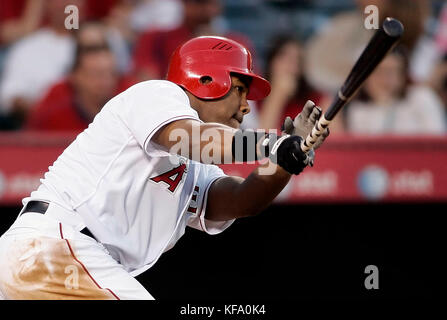 Garret Anderson von Los Angeles Angels trifft beim fünften Inning eines Baseballspiels in Anaheim, Kalifornien, am Montag, den 29. Mai 2006, eine Single mit Run-Scoring vor dem Minnesota Twins Pitcher Brad Radke. Foto von Francis Specker Stockfoto