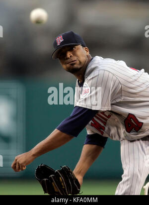 Francisco Liriano von Minnesota Twins tritt gegen die Los Angeles Angels während der ersten Inning eines Baseballspiels in Anaheim, Kalifornien, am Mittwoch, den 31. Mai 2006 an. Foto: Francis Specker Stockfoto