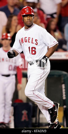 Garret Anderson von Los Angeles Angels trabt um die Basen, nachdem er einen Heimlauf vor San Diego Padres Pitcher Clay Hensley im sechsten Inning eines Baseballspiels in Anaheim, Kalifornien, am Freitag, 16. Juni 2006, gemacht hat. Foto von Francis Specker Stockfoto