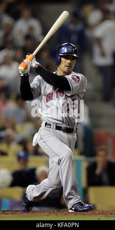 New York Mets' Kazuo Matsui aus Japan schlägt gegen den Pitcher Takashi Saito der Los Angeles Dodgers im achten Inning eines Baseballspiels in Los Angeles am Dienstag, den 6. Juni 2006. Foto: Francis Specker Stockfoto