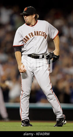 Jeremy Accardo reagiert, nachdem er im achten Inning eines Baseballspiels in Los Angeles am Freitag, den 7. Juli 2006, den Nomar Garciaparra der Los Angeles Dodgers in zwei Runden aufgab. Foto: Francis Specker Stockfoto