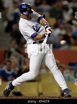 Nomar Garciaparra der Los Angeles Dodgers trifft einen zweistufigen Homer von San Francisco Giants Pitcher Jeremy Accardo im achten Inning eines Baseballspiels in Los Angeles am Freitag, den 7. Juli 2006. Foto: Francis Specker Stockfoto