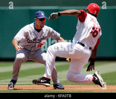 Garret Anderson von Los Angeles Angels, rechts, gleitet sicher in die zweite Basis um Los Angeles Dodgers zweiten Baseman Ramon Martinez auf einem Double Off Pitcher Chad Billingsley im zweiten Inning eines Interleague-Baseballspiels in Anaheim, Kalifornien, am Sonntag, den 2. Juli 2006. Foto von Francis Specker Stockfoto