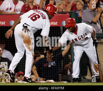 Garret Anderson von Los Angeles Angels, links, wird von Teamkollege Chone Figgins begrüßt, nachdem er am Donnerstag, den 17. August 2006, eine Opferfliege von Howie Kendrick vor dem Pitcher Jamie Moyer von Seattle Mariners im vierten Inning eines Baseballspiels in Anaheim, Kalifornien, getroffen hat. Foto von Francis Specker Stockfoto